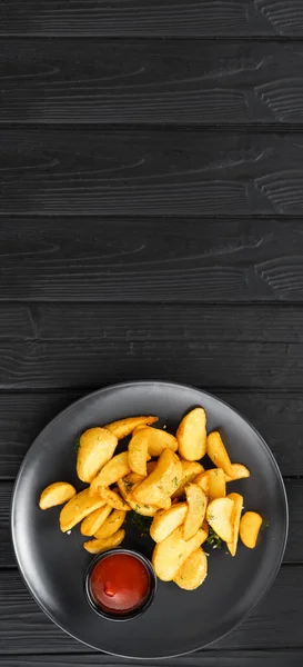 Stekt Potatis Och Ketchup Tallrik Svart Träbakgrund Vertikal Banderoll Kopieringsutrymme — Stockfoto