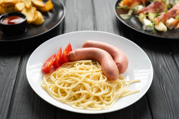 Espaguete Com Salsichas Cozidas Pedaços Tomate Picado Uma Placa Fundo — Fotografia de Stock