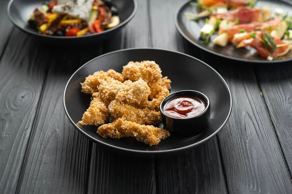 Fried Crispy Chicken Nuggets Ketchup Black Plate Wooden Table Restaurant — Stock Photo, Image