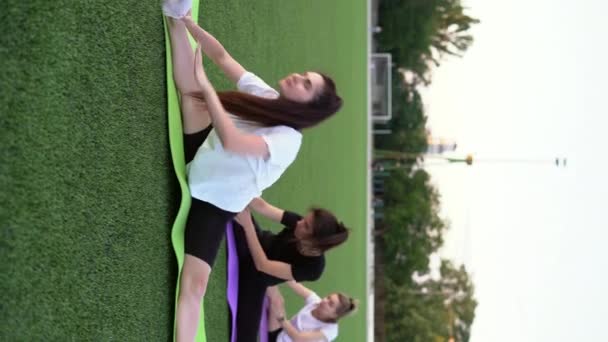 Fitness Girls Stretching Yoga Mat Outdoors Athlete Women Sportswear Sits — Vídeo de Stock