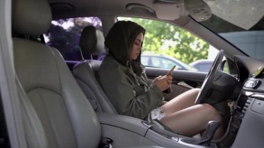 Arabadan gözetleme yapan, profesyonel kamerayla fotoğraf çeken özel dedektif.