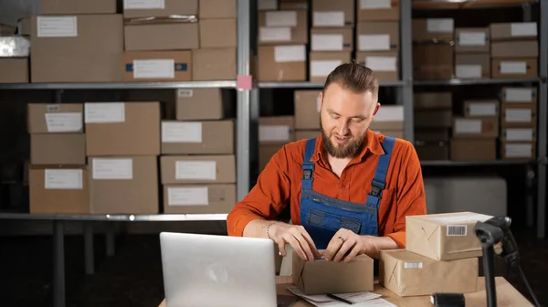 Warehouse Worker Sticking Barcode Label Package Box Order Shipping Warehouse — Foto de Stock