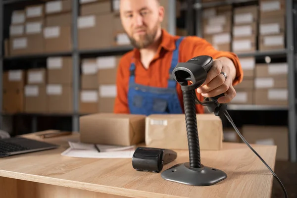 Male Worker Using Scanner Scanning Parcel Barcode Tag Packing Ecommerce — Foto de Stock