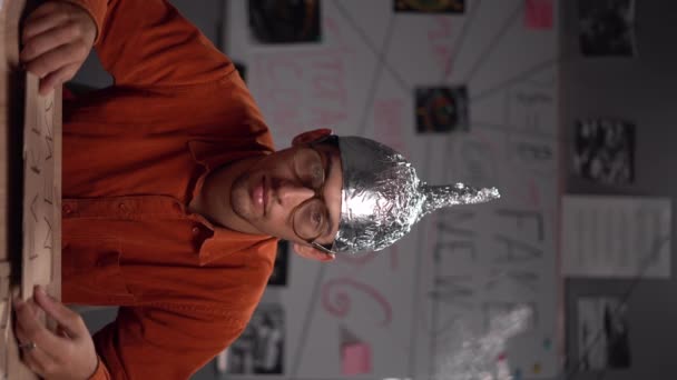알루미늄 호일의 모자에 공포증 음모론입니다 비디오 — 비디오