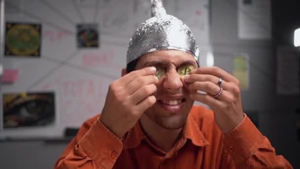Теоретик Заговора Защитной Шляпе Фольги Биткойнами Глазах Конспирация Теории Заговора — стоковое видео