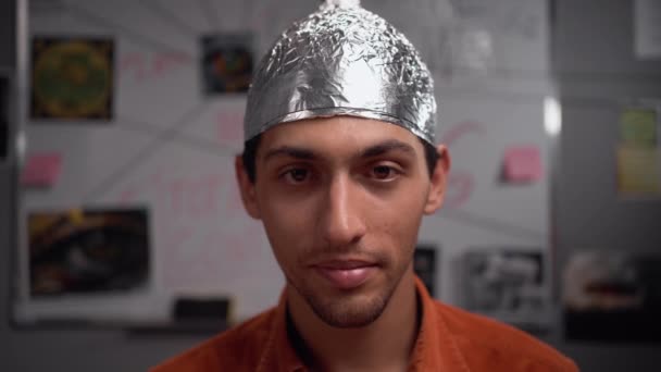 카메라를 모자에 이론가 가짜와 암호화폐와 클로즈업 — 비디오