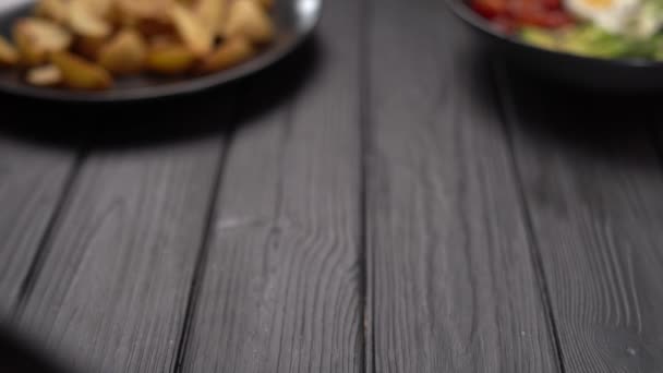 Salada Caesar Com Peito Frango Molho Queijo Parmesão Tomate Croutons — Vídeo de Stock