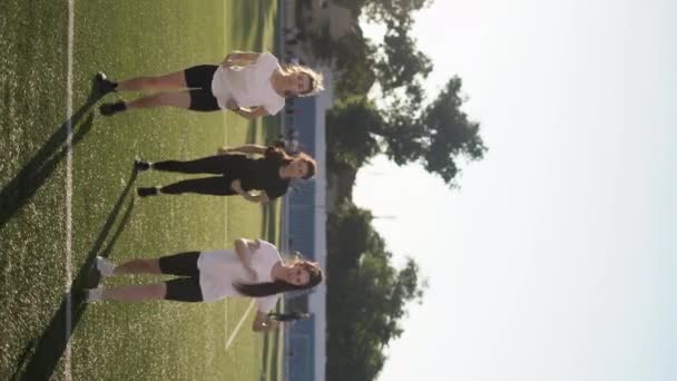Grupa Kobiet Ćwiczących Podnoszących Nogi Rąk Boisku Koncepcja Fitness Sportu — Wideo stockowe