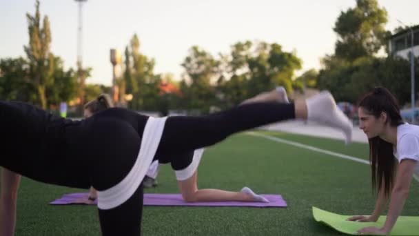 Spor Salonundaki Parktaki Direniş Bandıyla Kalça Kasları Için Egzersiz Yapıyorlar — Stok video