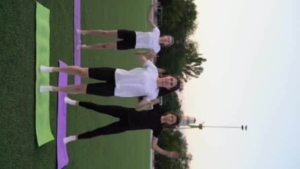 Aktif Sağlıklı Kadınlar Açık Hava Derslerinde Zıplama Hareketleri Yapıyorlar Stadyumda — Stok video