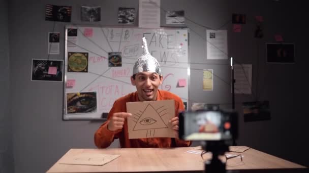 이론에 자신의 블로그에 비디오를 알루미늄 헤드와 일루미나티 표지판 신자를 패러노믹 — 비디오