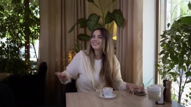 Deux Filles Dans Café Embrassent Réjouissent Réunion Réunissant Dans Concept — Video