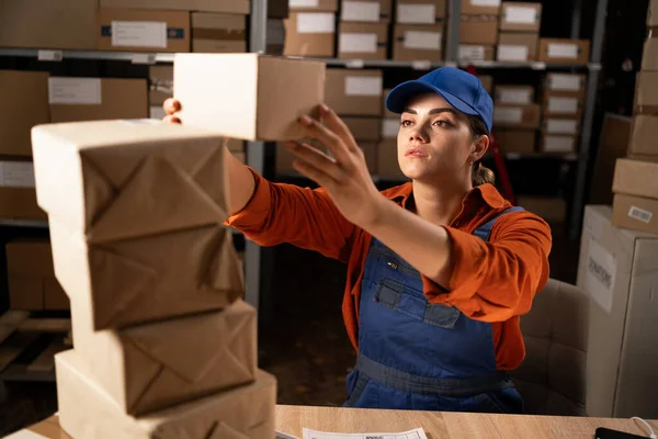 Mulher Trabalhar Num Armazém Caixas Papelão Sobre Uma Mesa Armazém — Fotografia de Stock