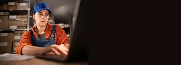 Retrato Pequeno Empresário Trabalhando Laptop Armazém Preparando Parcelas Para Entrega — Fotografia de Stock