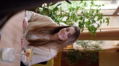 İnsanlar samimi duygular, yaşam tarzı konsepti. Mutlu bayan kafedeki arkadaşından bayram hediyesi alıyor. Kadınların kahve, kek ve kokteylli kahve dükkanları var. Dikey video
