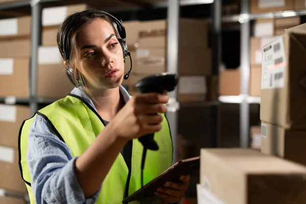 Mulher Trabalhadora Fone Ouvido Armazém Logística Usando Tablet Digital Procura — Fotografia de Stock