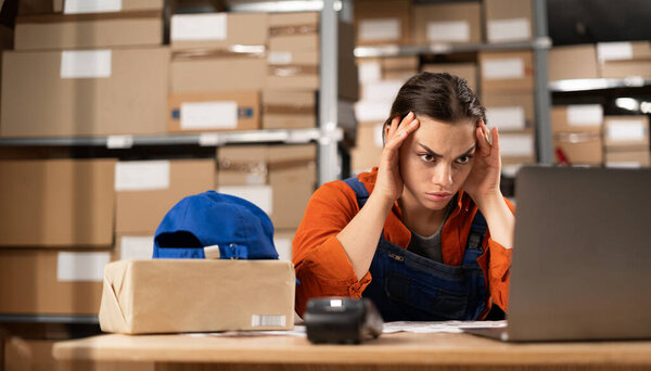 Стресс от работы на складе. Расстроенная депрессия беспокоила разочарованных работниц, работающих на фабрике по производству складских площадок в экспорте. Копирование пространства