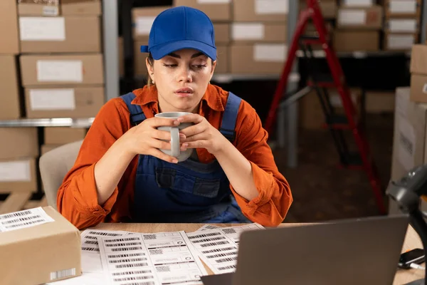 Çay Kahve Içen Kadın Yönetici Depoda Sıra Sıra Paketlerle Çalışıyor — Stok fotoğraf