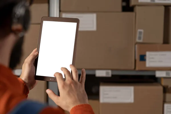 Trabalhador Masculino Utiliza Tablet Digital Com Tela Branco Armazém Varejo — Fotografia de Stock