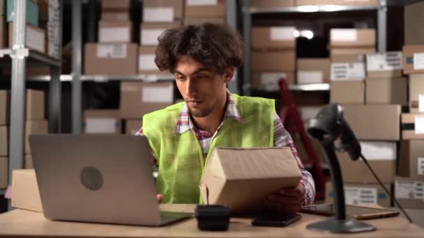 仓库员工在仓库工作 穿着制服或库存经理的工人 在笔记本电脑和包装包裹上工作 准备交付 复制空间 — 图库视频影像