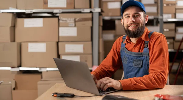 Retrato Jovem Trabalhador Feliz Trabalhando Laptop Armazém Preparando Parcelas Para — Fotografia de Stock