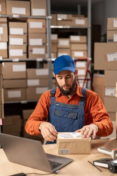 Warehouse Worker Applying Shipping Label Parcel Boxes Copy Space Vertical — Stock Photo, Image