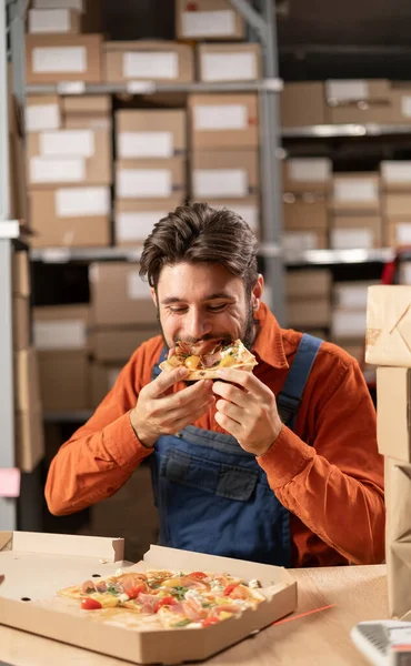 Jovem Trabalhador Armazém Comendo Pizza Almoço Local Trabalho Comida Conceito — Fotografia de Stock