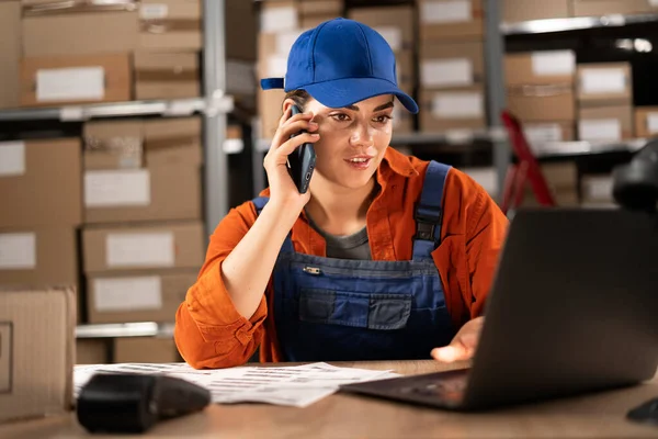 Mujer Gerente Hablando Por Teléfono Mientras Trabajaba Almacén Empresaria Que —  Fotos de Stock