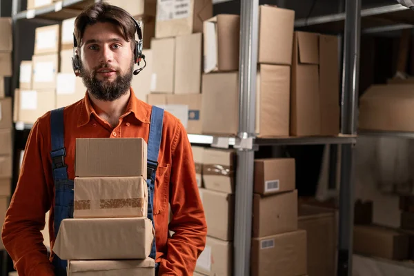 Warehouse Worker Holding Boxes Looking Camera Big Warehouse Factory Online — Stock Photo, Image