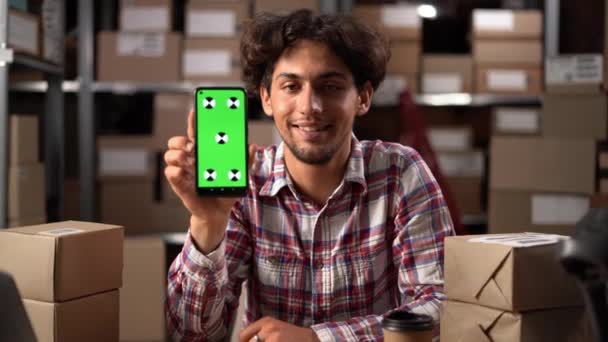 Arabiska Lagerarbetare Sitter Arbetsplatsen Pekande Finger Mobiltelefon Grön Skärm Med — Stockvideo