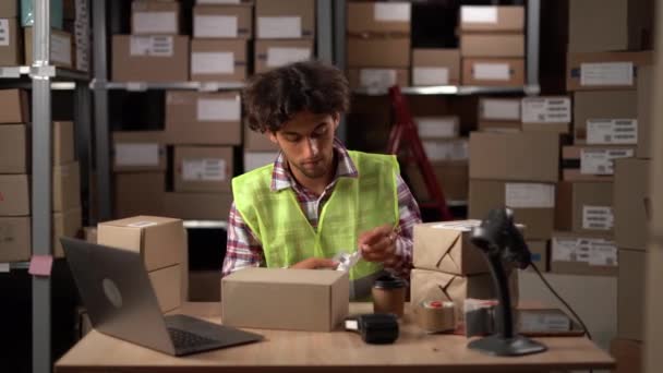 Teslimat Paketindeki Barkod Taranıyor Şçi Teslimattan Önce Karton Paketlerin Etiketlerini — Stok video