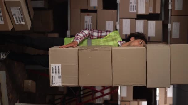 Ouvrier Entrepôt Transportant Une Boîte Carton Pour Livraison Stock Production — Video