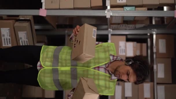 Jeune Homme Arabe Avec Des Boîtes Dans Entrepôt Distribution Vidéo — Video