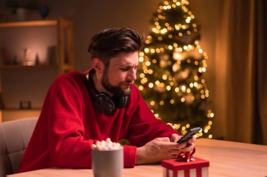 Genç bir adam akıllı telefonuyla müzik ya da müzik listesi seçiyor. Yılbaşı arifesinde evde oturuyor ve kulaklıklarını adamın boynuna takıyor. Boşluğu kopyala