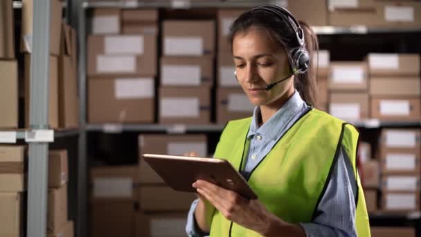 Trabalhadora Mulher Usando Fone Ouvido Usando Tablet Digital Trabalhando Armazém — Vídeo de Stock