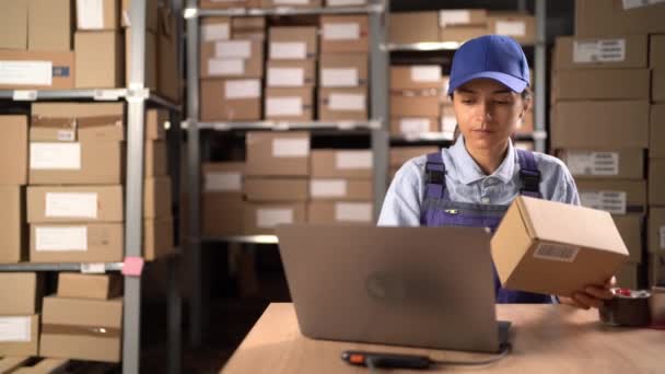 女经理在满是货物的零售店里检查笔记本电脑的库存和库存 物流人员 配送中心 复制空间 — 图库视频影像