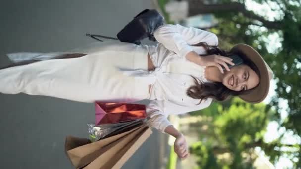 Γυναίκα Στα Ψώνια Χαμογελαστό Κορίτσι Τσάντες Ψώνια Απολαμβάνοντας Ψώνια Στο — Αρχείο Βίντεο