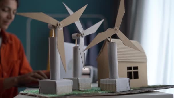 Spaanse Vrouwelijke Ingenieur Zit Haar Kantoor Houdt Windmolen Modellen Vast — Stockvideo