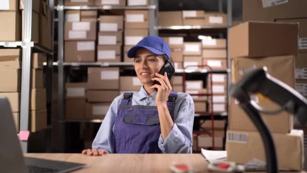 倉庫のコンセプトで作業する 女性のマネージャーは配達のための順序について話している顧客を呼びます コピースペース — ストック動画