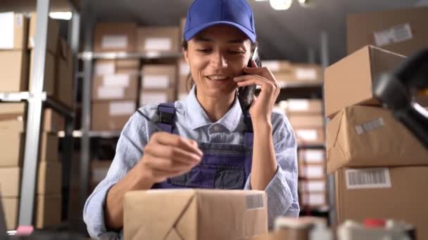 Lagerarbeiterin Verkäuferin Kleinaktionärin Telefonisch Anrufend Auf Die Lieferadresse Des Einzelhandels — Stockvideo