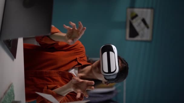 Kulaklığı Yel Değirmeni Modelleri Bilgisayarla Çalışan Bir Kadın Sürdürülebilir Kalkınma — Stok video
