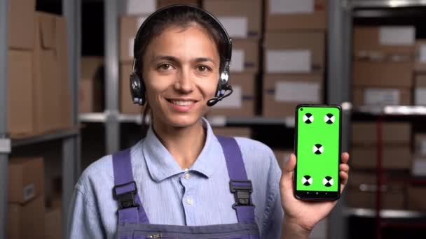 Kobieta Pracownik Magazynu Lub Właściciel Trzymając Telefon Komórkowy Rękach Zielony — Wideo stockowe