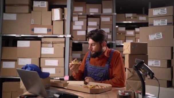 Складський Робітник Обідає Смачну Піцу Перерві Сидячи Робочому Місці Люди — стокове відео