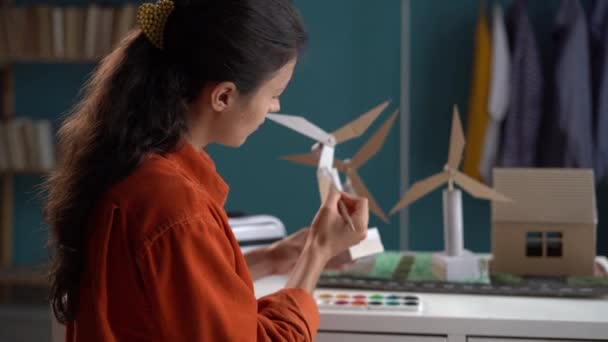 Junge Frau Die Einem Umweltfreundlichen Stadtprojekt Mit Erneuerbaren Energien Und — Stockvideo