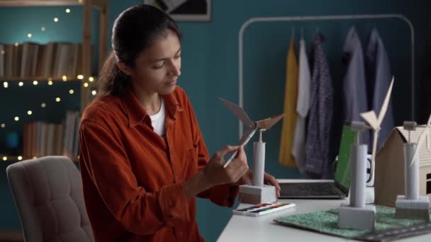 Жінка Дизайнер Яка Працює Моделями Вітрових Турбін Домашньому Офісі Інноваційна — стокове відео