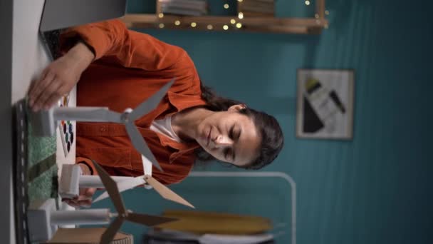 Yel Değirmeni Modelini Ofisindeki Masada Geliştiren Kadın Mühendis Alternatif Enerji — Stok video