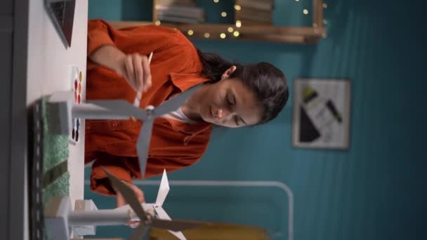 Milieuactivist Zit Haar Kantoor Tekent Nieuwe Windmolenmodellen Verticale Video — Stockvideo