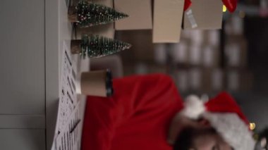Noel arifesinde bir depoda çalışan Noel Baba şapkalı bir adam, bir teslimat sırasında bir bilgisayarla müşteriyle iletişim kuran bir video mesajı almış. Dikey video