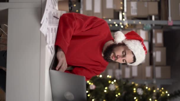 Mladý Muž Pracující Skladu Vánoční Pokladně Line Objednávky Pomocí Notebooku — Stock video