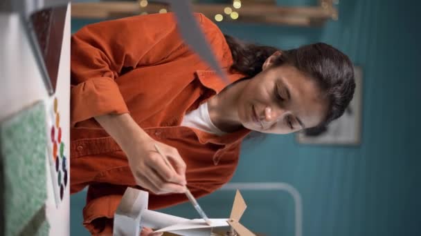 Ženský Inženýr Vyvíjející Model Větrného Mlýna Stolu Domácí Kanceláři Práce — Stock video